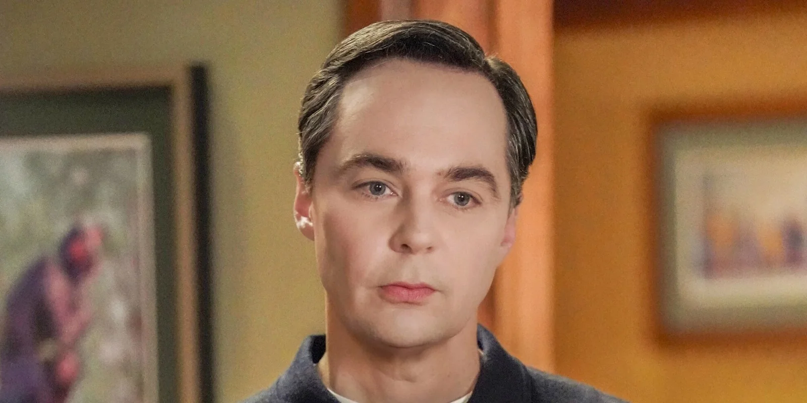 Jim Parsons como Sheldon adulto, com expressão preocupada, na cena final de Young Sheldon