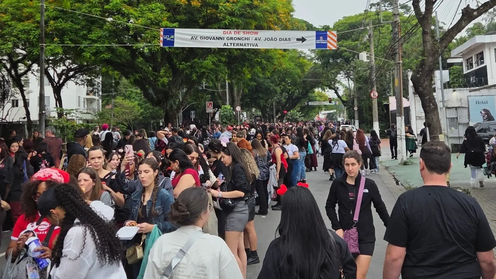 Multidão de fãs do BTS nas ruas do Morumbi antes do primeiro show