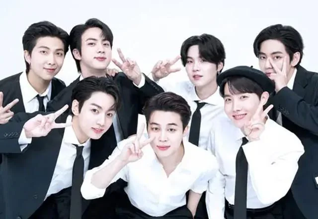 Integrantes do BTS em apresentação de turnê