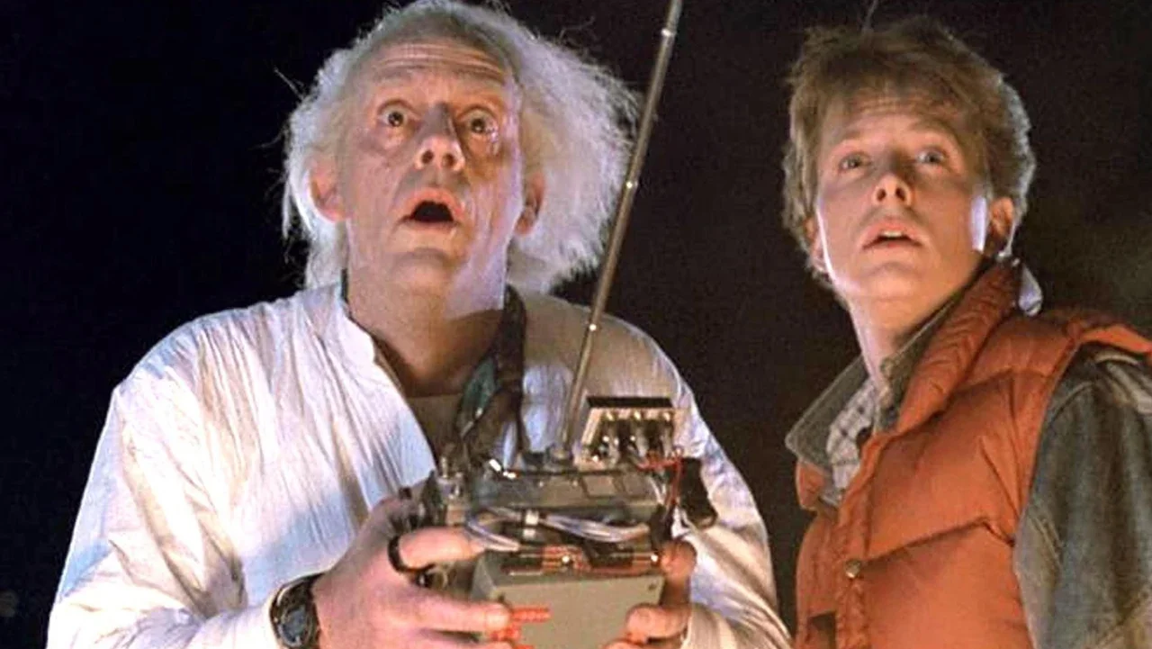 Arte de divulgação da CCXP26 com Christopher Lloyd