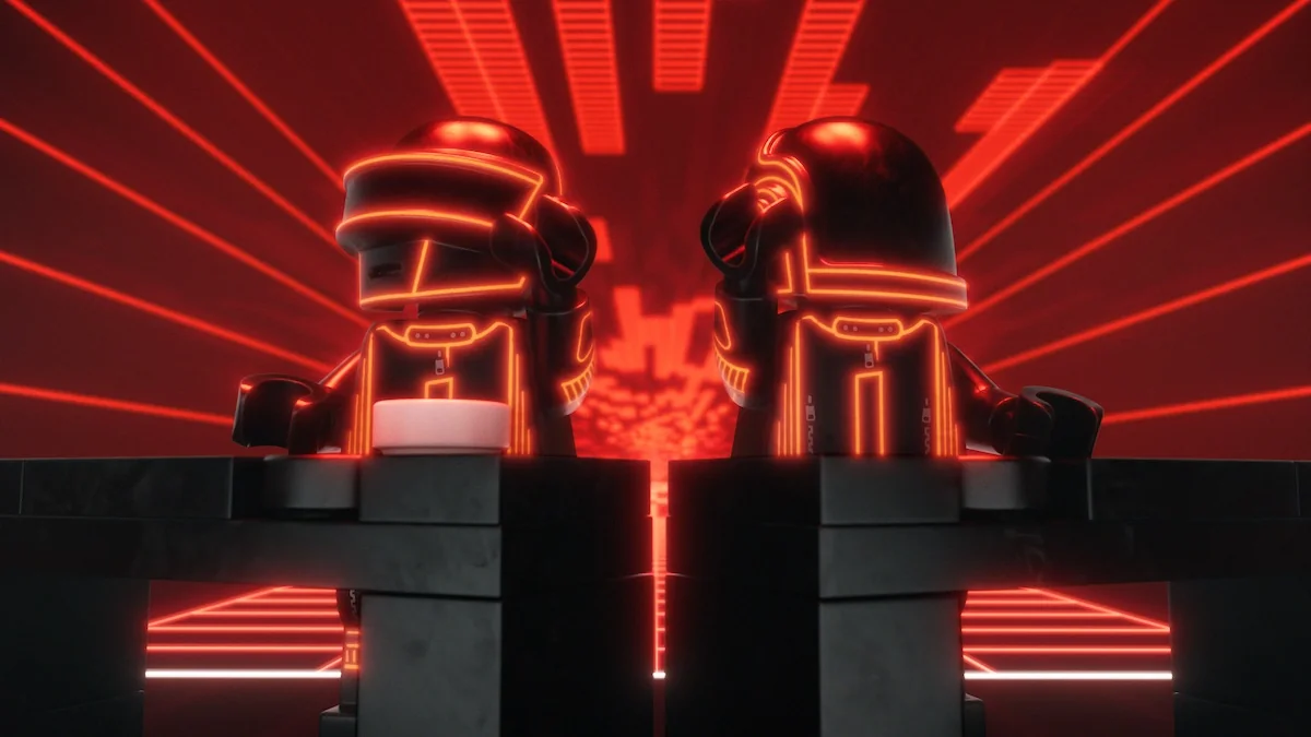 Daft Punk em versão minifigura de LEGO, com os capacetes da dupla