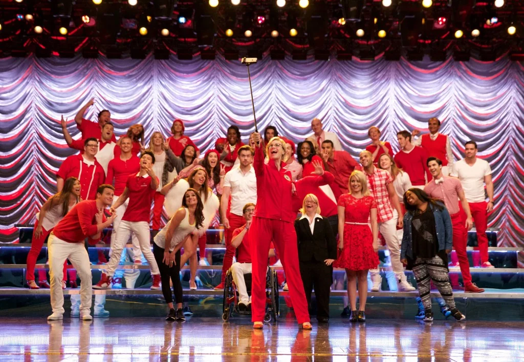 Elenco original de Glee reunido em imagem de divulgação