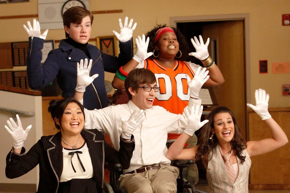 Elenco original de Glee reunido em imagem de divulgação