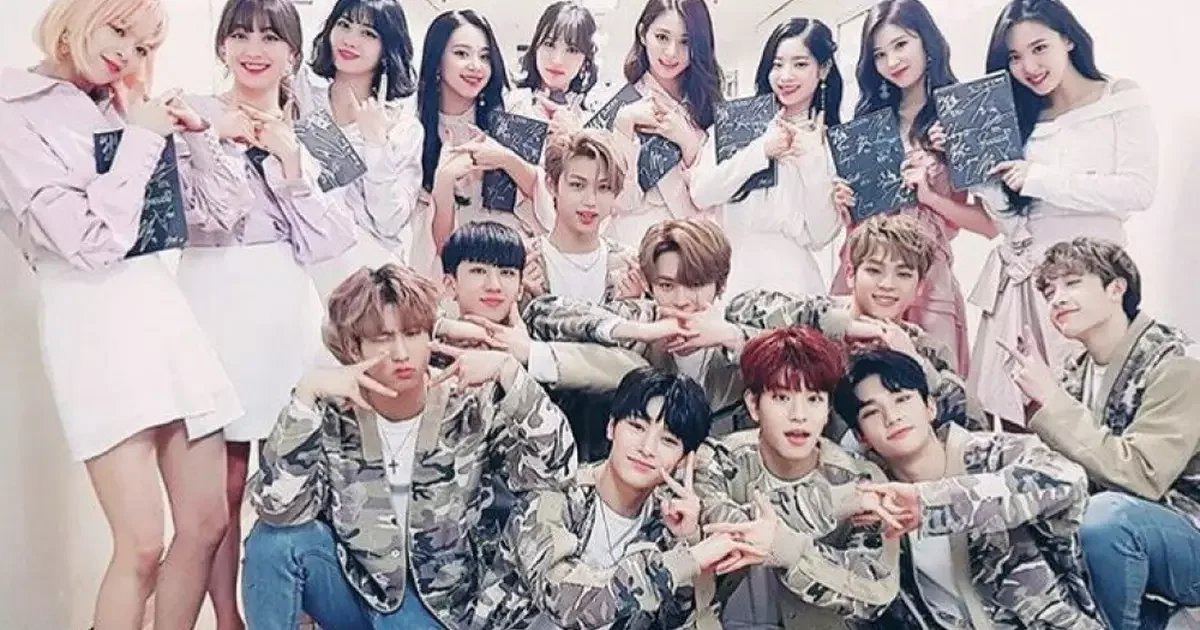 Integrantes de TWICE e Stray Kids reunidos nos bastidores