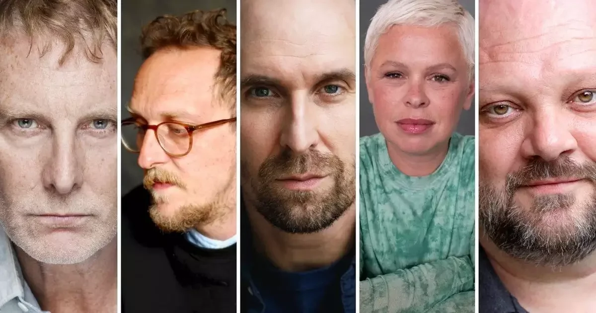 Imagem de divulgação com o Chapéu Seletor e os retratos de Hogwarts da série da HBO
