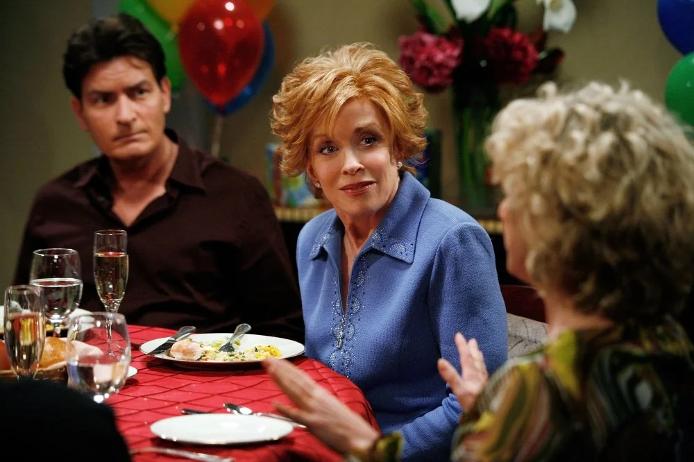 Holland Taylor como Evelyn Harper em cena de Two and a Half Men
