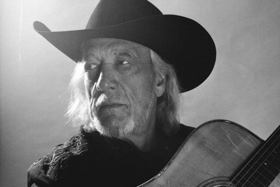 Retrato em preto e branco do cantor country John Anderson