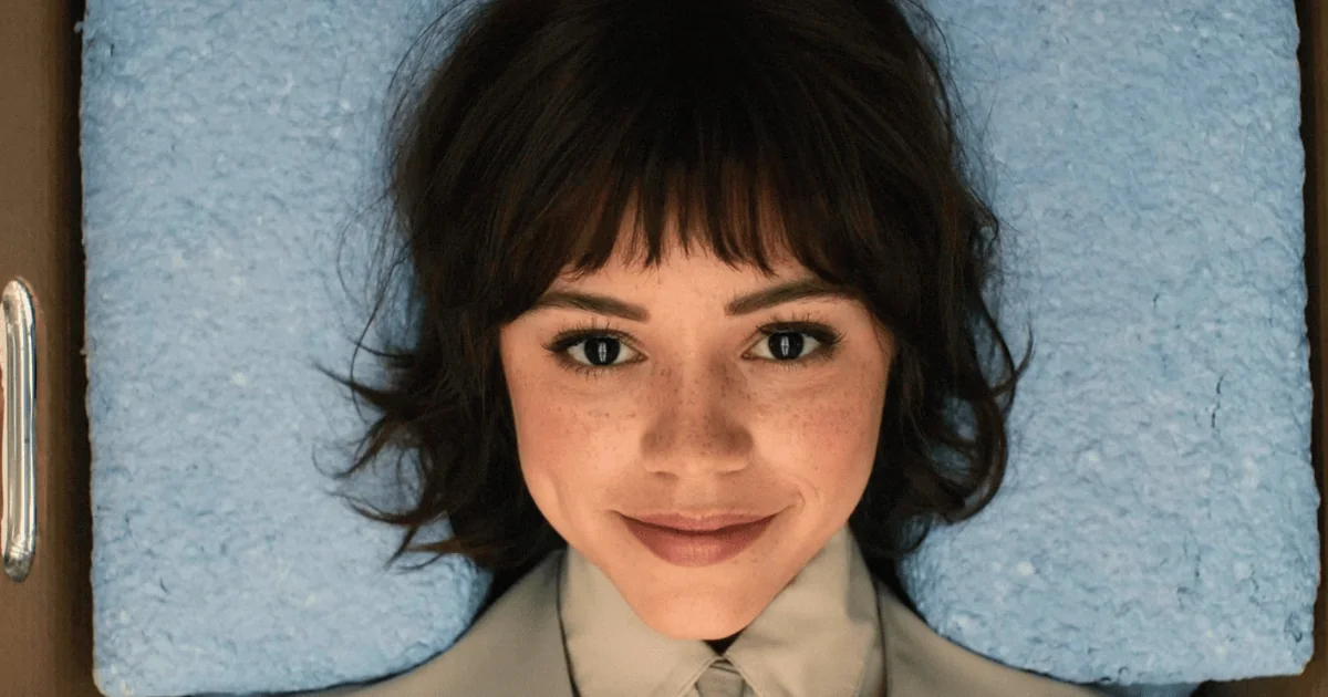 Jenna Ortega em Klara and the Sun