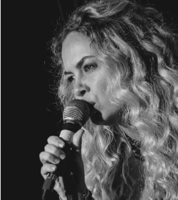 Lua Blanco se apresentando ao vivo em um show
