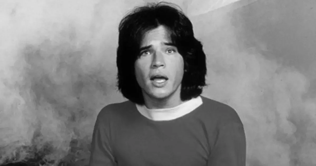Retrato em preto e branco do ator Michael Gray, jovem, em foto de divulgação da série Shazam!