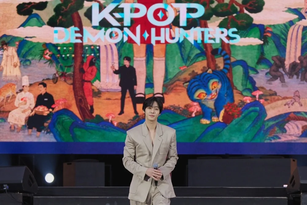 Astros de KPop Demon Hunters no palco do festival dos 10 anos da Netflix na Coreia
