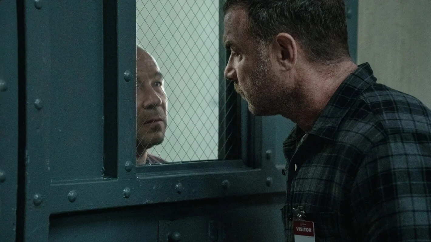 Stephen Graham e Liev Schreiber em cena da série Noturno