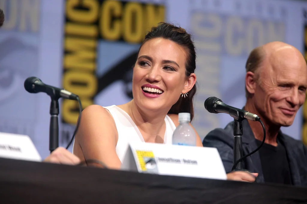 Lisa Joy sorrindo em painel de evento