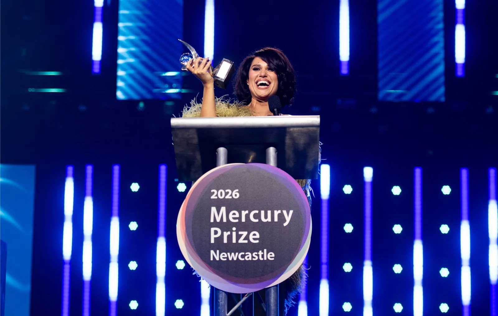 Raye discursando ao receber o Mercury Prize 2026, em Newcastle
