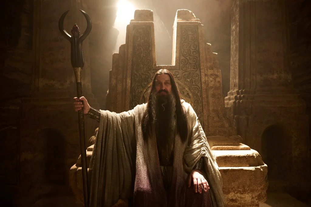 Ciarán Hinds como o Mago Sombrio em Os Anéis de Poder