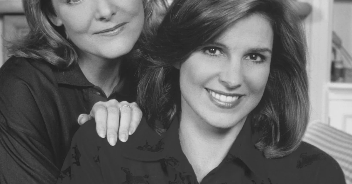 Susan Saint James em retrato em preto e branco ao lado de outra atriz