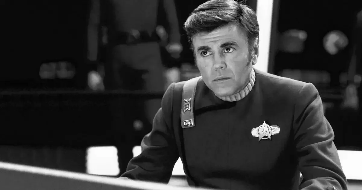 Walter Koenig caracterizado como Chekov em cena de Star Trek, em preto e branco