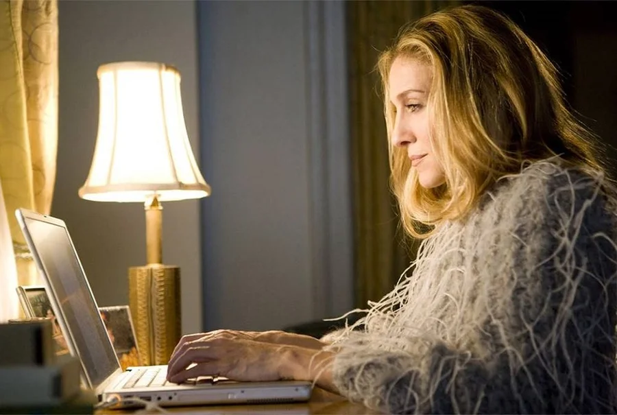 Carrie Bradshaw em cena na série Sex and the City escrevendo na coluna no jornal The New York Star. Reprodução: Metropoles